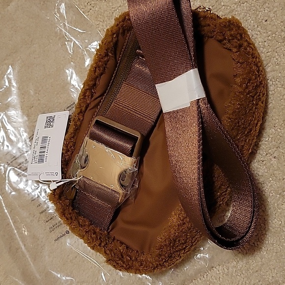 Lululemon Everywhere Fleece Belt Bag NWT - Picture 2 of 4